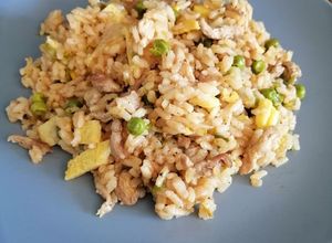 Una foto de NASI GORENG (arroz frito malayo)