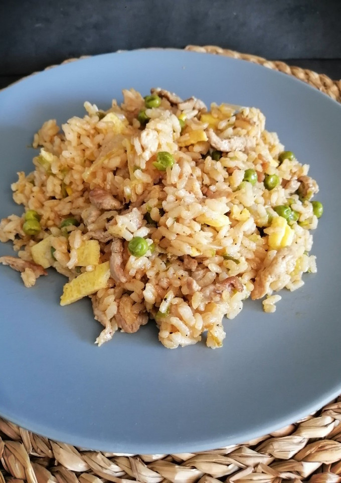 Una foto de NASI GORENG (arroz frito malayo)