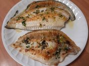 Una foto de rodaballo a la plancha