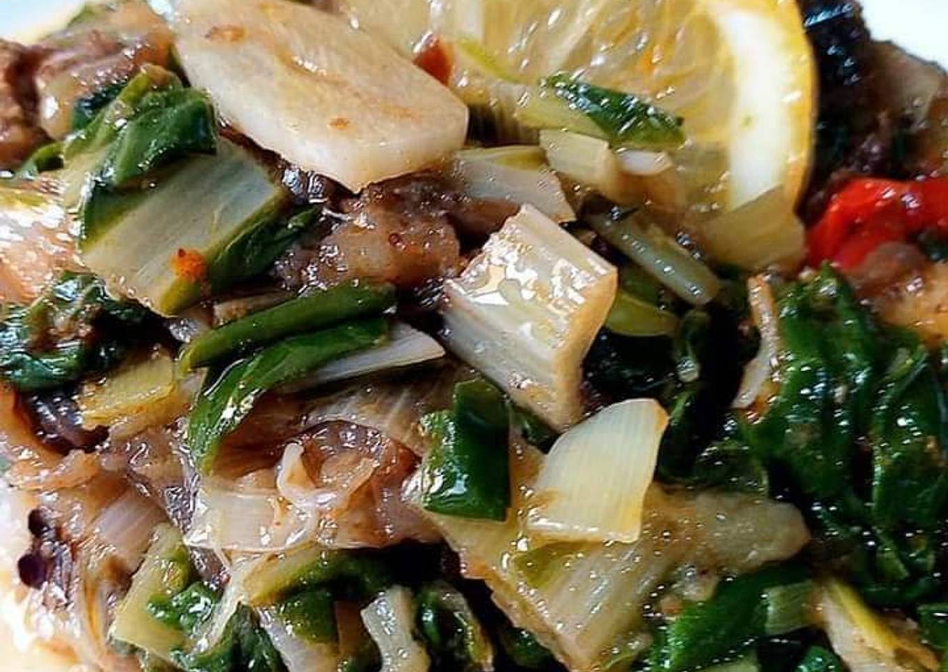 Revuelto sin huevos de acelgas tiernas, puerros y berenjenas