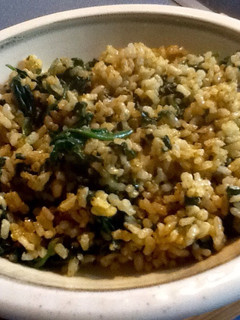 Una foto de Arroz integral rehogado con espinacas y cúrcuma