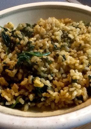 Una foto de Arroz integral rehogado con espinacas y cúrcuma