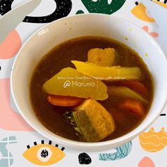A picture of Spicy Sour Soup Raw Papaya with Salmon.