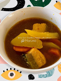 A picture of Spicy Sour Soup Raw Papaya with Salmon.
