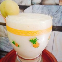 Apricot and banana shake A picture of Apricot and banana shake.