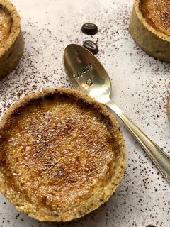 Une photo de Tartelettes au Café façon Crème Brûlée