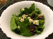 Una foto de ensalada de higos