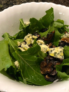 Una foto de Ensalada de rúcula higos y queso azul