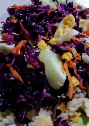 Una foto de Ensalada colorida con huevos