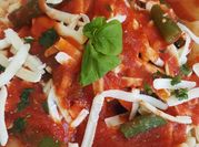 Una foto di paccheri al pomodoro