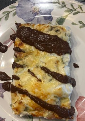 Una foto de Canelones de Secreto y Lagarto gratinados con Queso Azul y Salsa de Chocolate 🍫!!!!