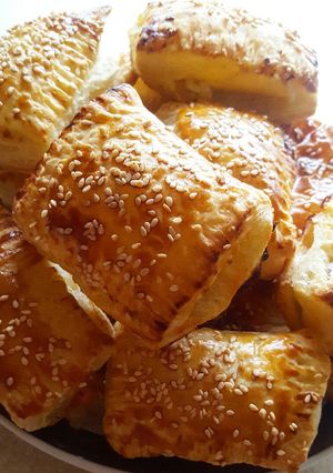 O poză a rețetei Plăcințele cu brânză dulce și stafide.