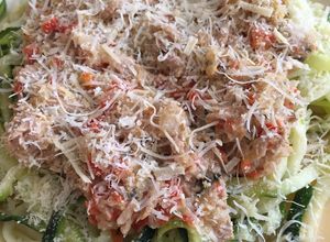 Una foto de Spaghetti de Zucchini con atún o carne