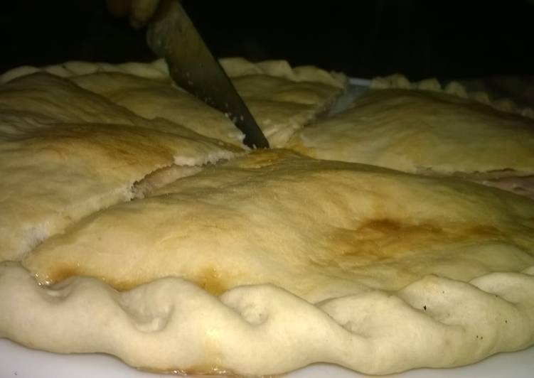 Tarta de jam贸n y queso con tomate y huevo. Masa casera馃槉