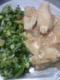 Pechugas al limón y ensalada de lechuga y tomates
