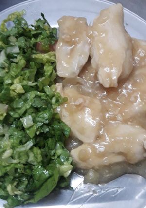 Una foto de Pechugas al limón y ensalada de lechuga y tomates