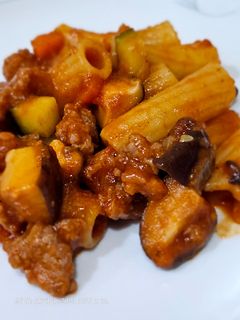 Una foto de Rigattoni en salsa primavera