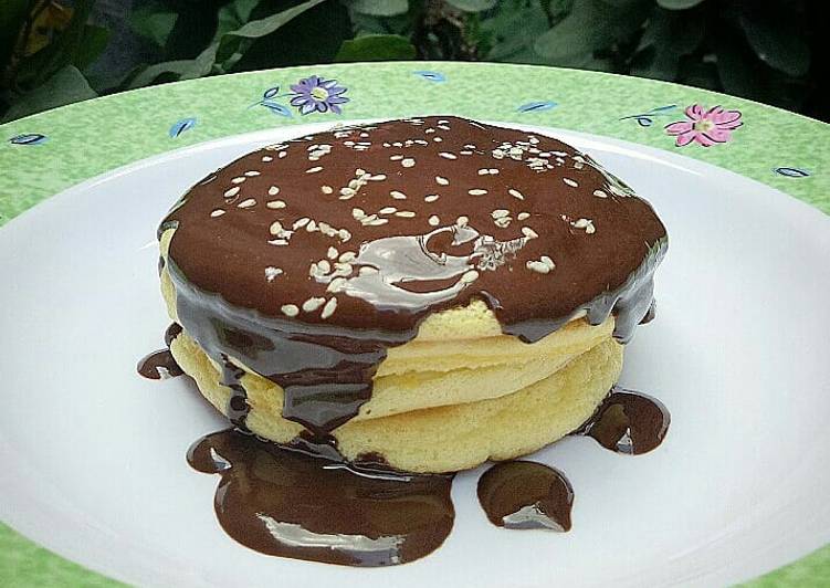 Cara Gampang Menyiapkan Fluffy Pancake with Chocolate Topping Anti Gagal