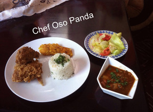 Una foto de Pollo Frito Empanizado, Arroz Blanco, Habichuelas Guisadas, Platano Verde Fritos y Ensalada Verde.