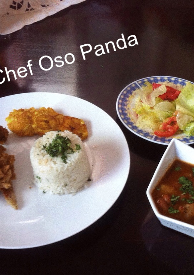Una foto de Pollo Frito Empanizado, Arroz Blanco, Habichuelas Guisadas, Platano Verde Fritos y Ensalada Verde.