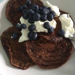 A picture of Protein pancakes with skyr yoghurt and blueberries.