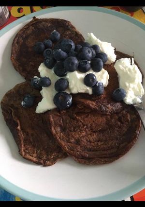 A picture of Protein pancakes with skyr yoghurt and blueberries.
