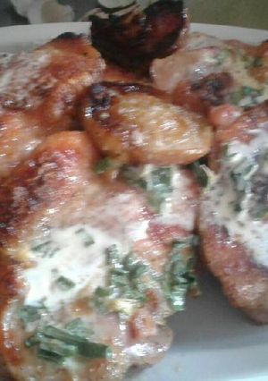 Una foto de Pata muslo deshuesada al horno con crema, verdeo y manzana asada