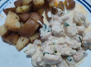 Una foto de Pollo a la Crema con Papas al Horno