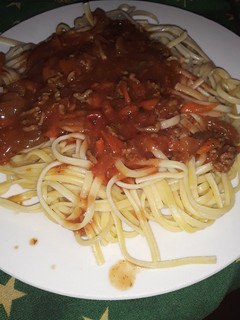 Una foto de Tallarines con salsa boloñesa