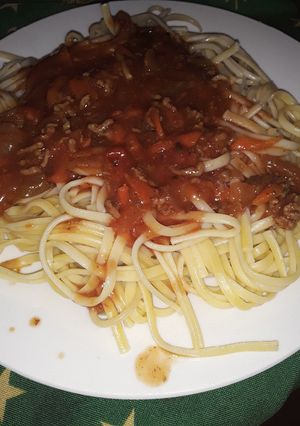 Una foto de Tallarines con salsa boloñesa