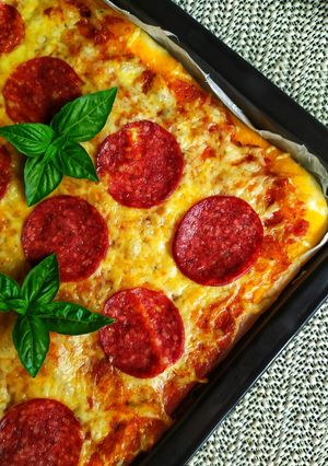 Szalámis pizza 🍕 recept fotója