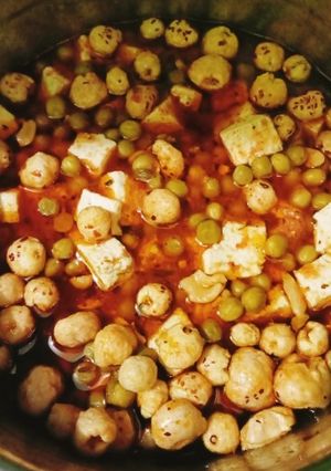 A picture of Matar paneer.
