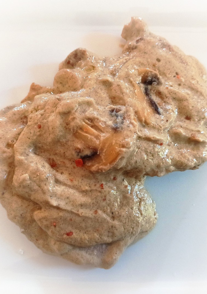 Una foto de Lomo de 2 colores con crema de champiñones 🐷🍄‍🟫