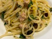 Una foto di pasta al limone