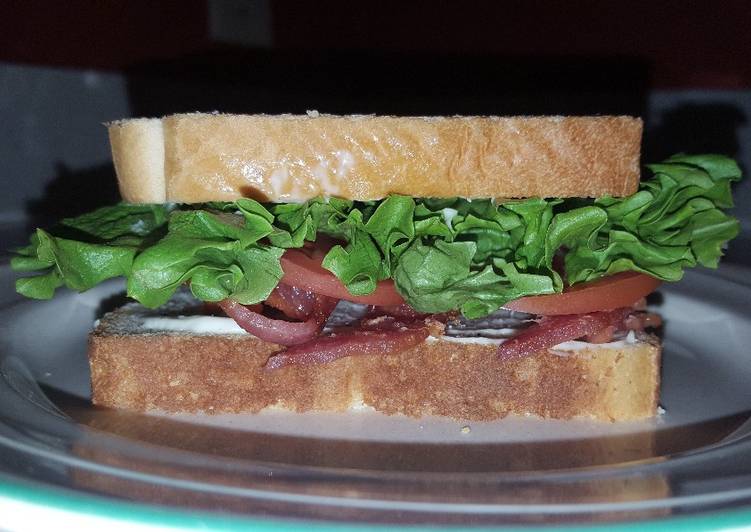Classic BLT sandwich (Bacon Lettuce & Tomato)