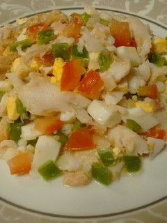 Una foto de Ensalada de merluza con pimiento, tomate y huevo