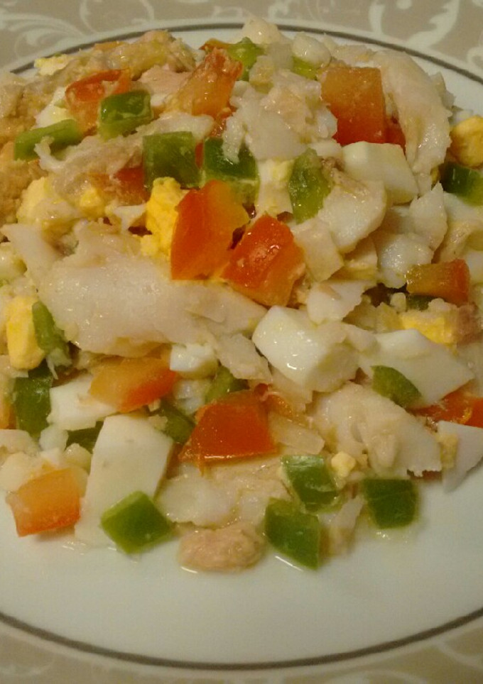 Una foto de Ensalada de merluza con pimiento, tomate y huevo