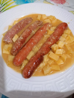 Una foto de Salchichas frescas al vino blanco con patatas