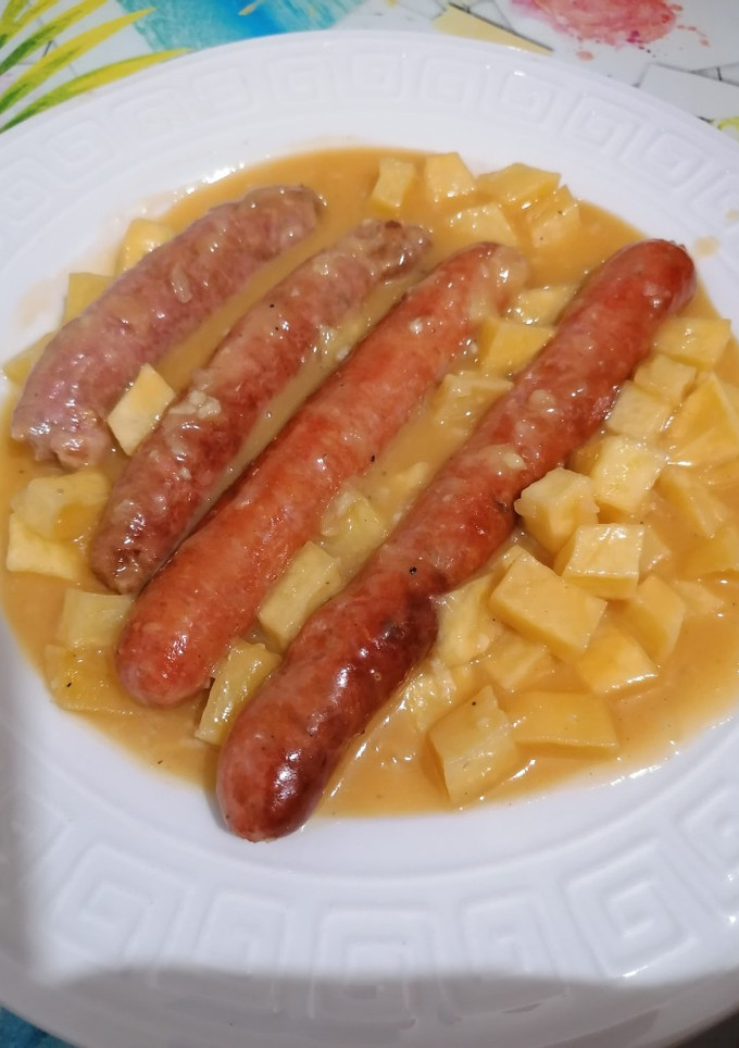 Una foto de Salchichas frescas al vino blanco con patatas