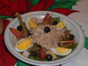Una foto de ensalada de atún en lata
