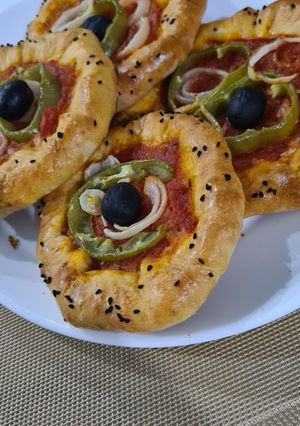 Une photo de Minis Pizzas façon cheezy crust bordure fromage