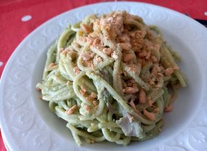 Foto di Chitarra con crema di broccoli, speck e taralli sbriciolati