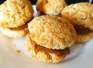 Una foto de Alfajor de coco y galletas de coco
