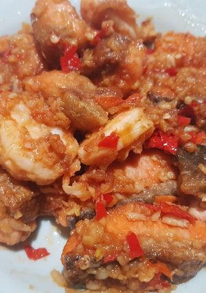 รูปของ ปลาแซลมอน กุ้ง ผัดพริกเกลือ