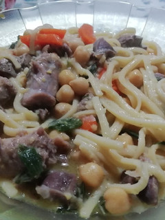 Una foto de Pasta e ceci (garbanzos) con menudos One-pot