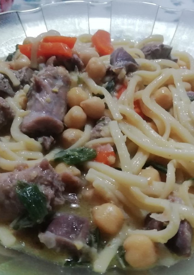 Una foto de Pasta e ceci (garbanzos) con menudos One-pot