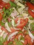 Ensalada de berro, tomate, Cebolla, jamón y queso