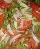 Ensalada de berro, tomate, Cebolla, jamón y queso