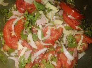 Una foto de Ensalada de berro, tomate, Cebolla, jamón y queso