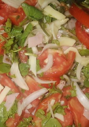 Una foto de Ensalada de berro, tomate, Cebolla, jamón y queso
